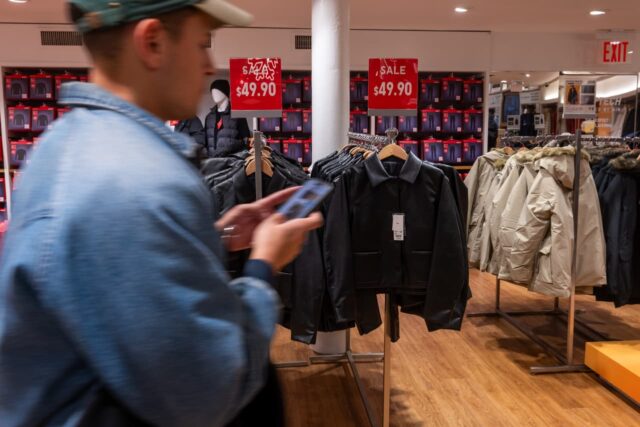 ¿Qué forma de K tiene la economía estadounidense? El 10% ¿Qué forma de K tiene la economía estadounidense? El 10% más rico gasta casi tanto, excluyendo productos esenciales, como el 70% más pobre combinado.
|