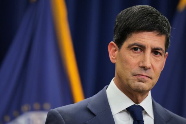 Warsh advierte a los inversores que no esperen indicios de futuros movimientos de tipos de la Fed

 | 