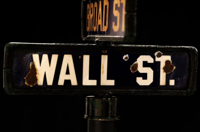 Los ETF apalancados de riesgo están en auge en 2026. Algunos temen que hagan que el mercado de valores sea más volátil.

 | 