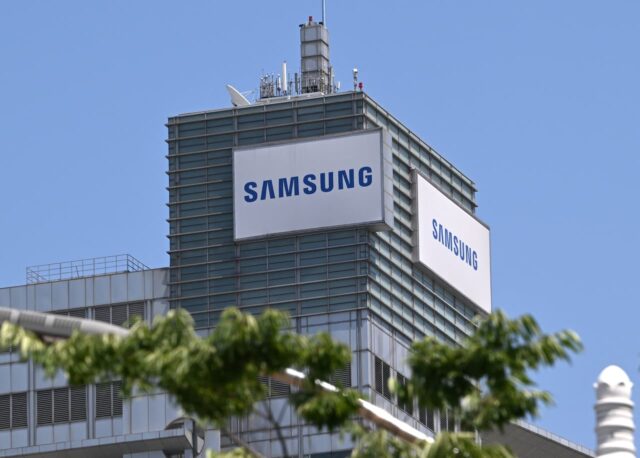 Una multitud difícil para Samsung mientras las ganancias trimestrales récord atraen a los vendedores

 | 